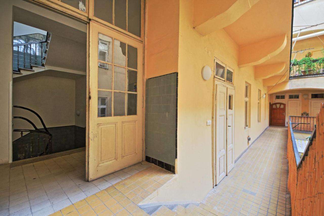 Rose Antique Apartment Прага Екстериор снимка